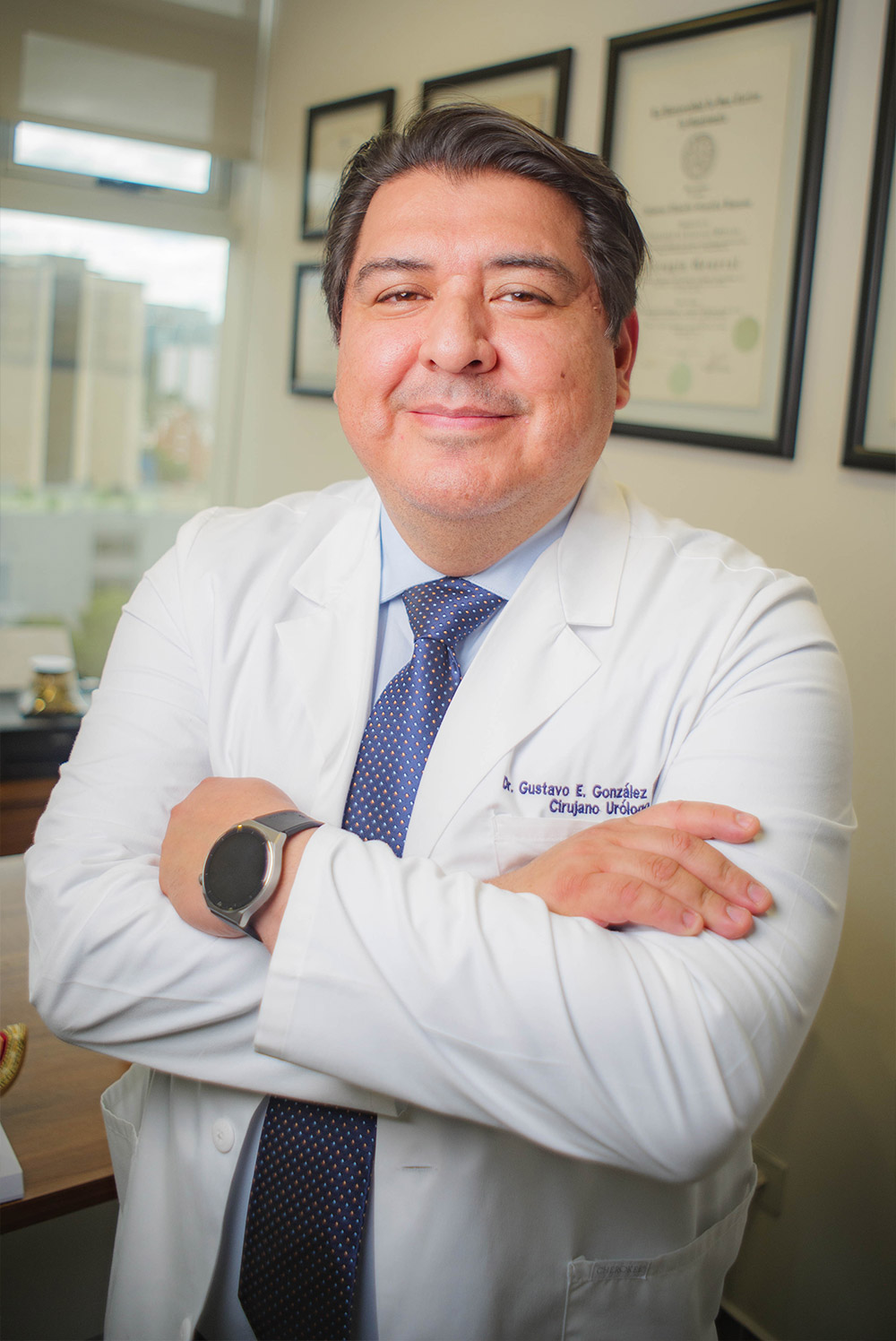 Dr. Gustavo González